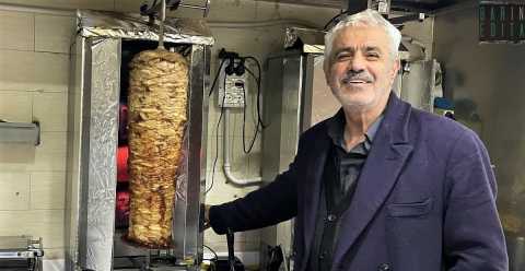 La storia del curdo Ibrahim, scappato dalla Turchia per aprire la prima kebabberia di Bari